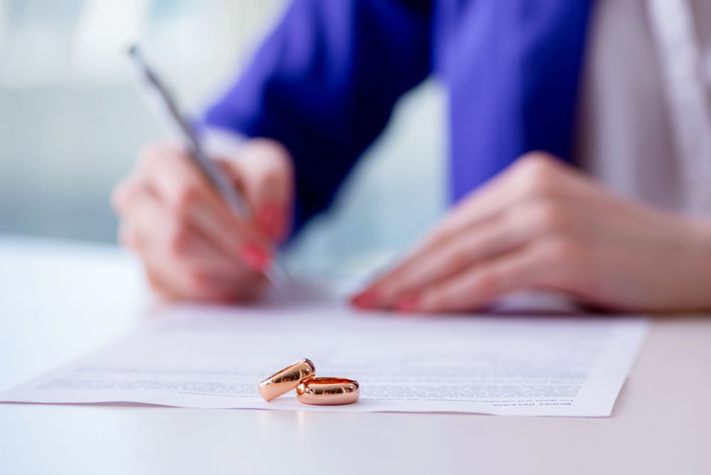 signing prenuptial agreement