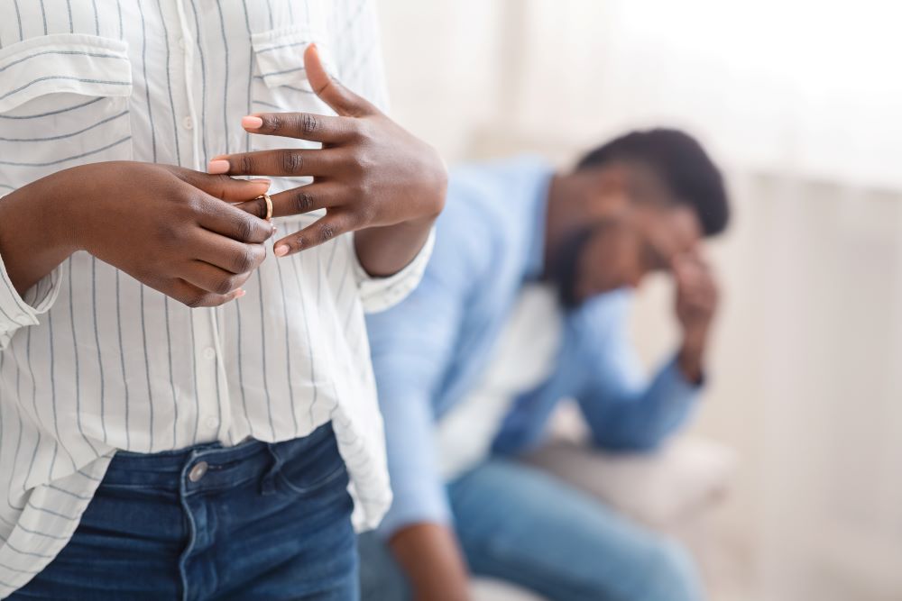 couple taking off wedding ring